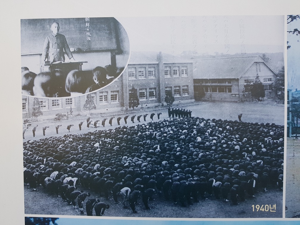 수원 신풍국민학교 1940년 신사참배 사진.jpg